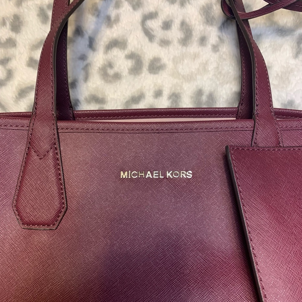 Reversible Michael Kors tote!Can be purple OR pink!Comes w/ detachable wristlet!